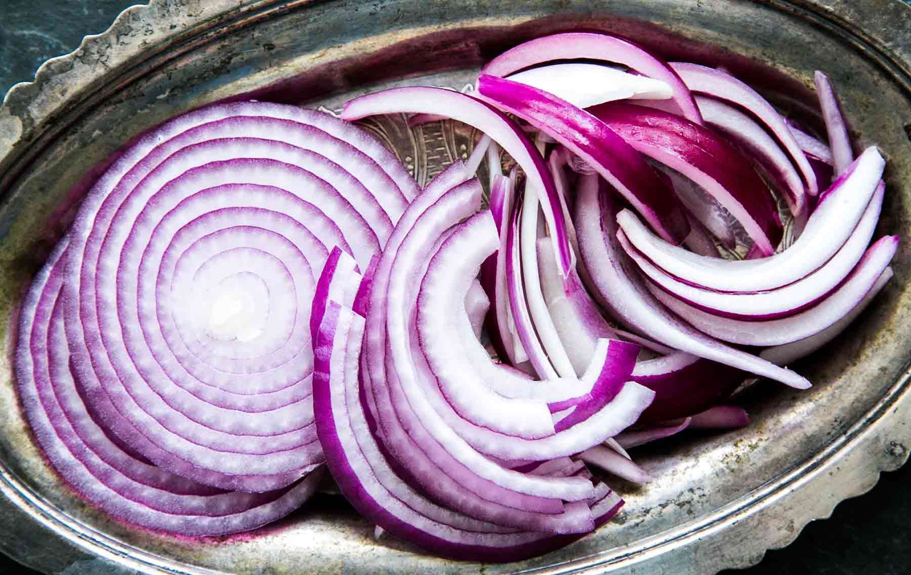 __opt__aboutcom__coeus__resources__content_migration__simply_recipes__uploads__2009__01__how-to-slice-onion-horiz-a2-1800-1ff872c2194e49169812d2fcbc1f3e6c.jpg