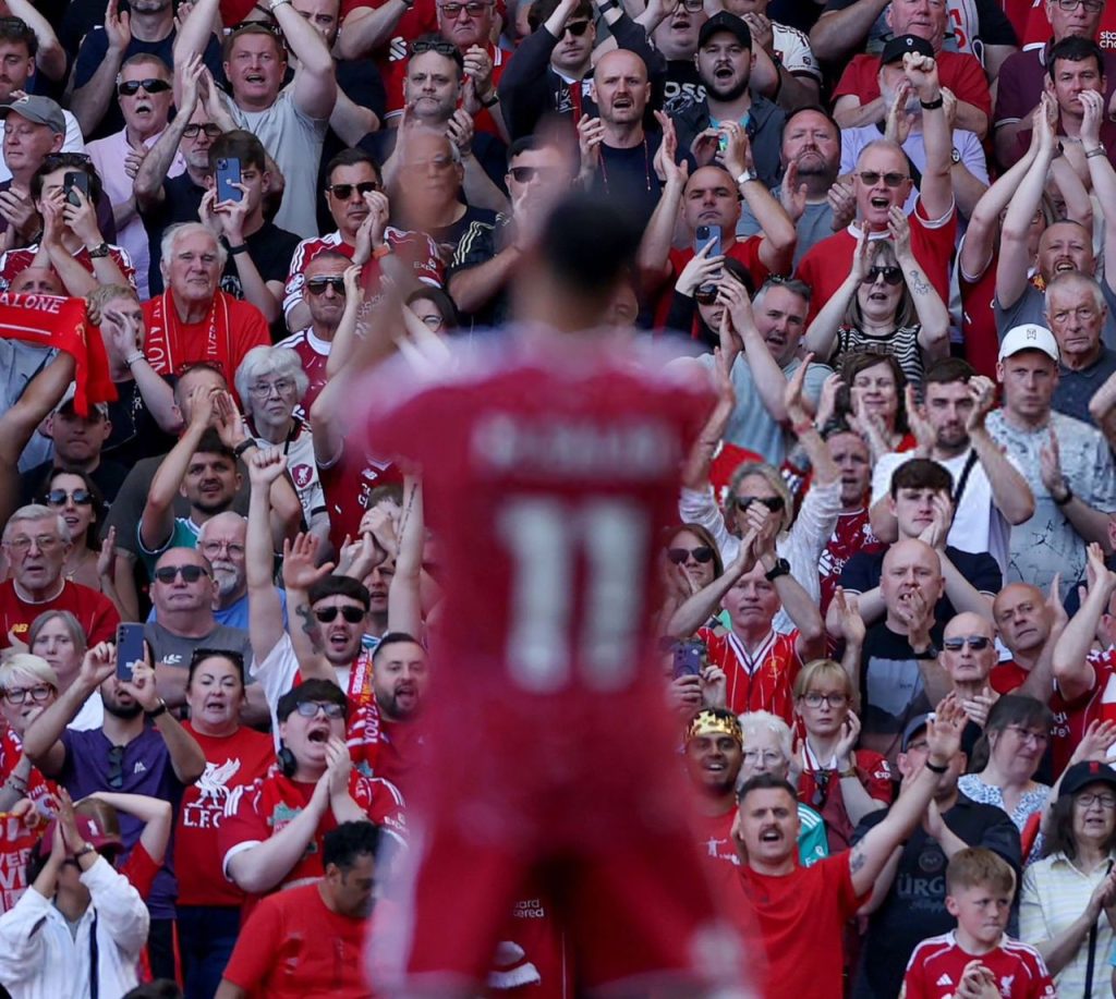 Salah-yasutse-amarira-ubwo-abafana-bamuririmbiraga-indirimbo-You-Will-Never-Walk-Alone-1024x917.jpeg