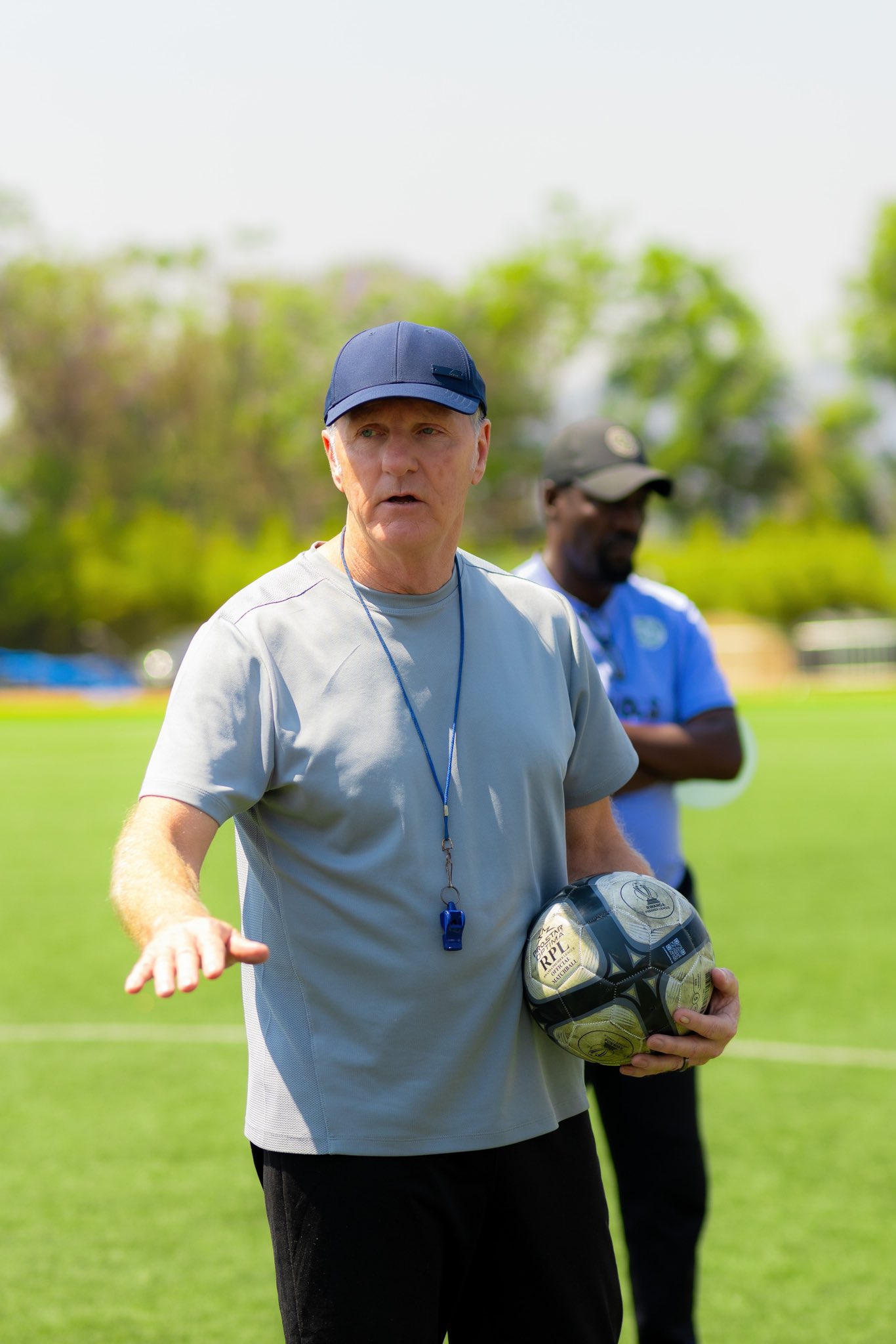 Mark Simon Harrison ubwo yagaraniga n'abakinnyi mbere yo gutangira imyitozo