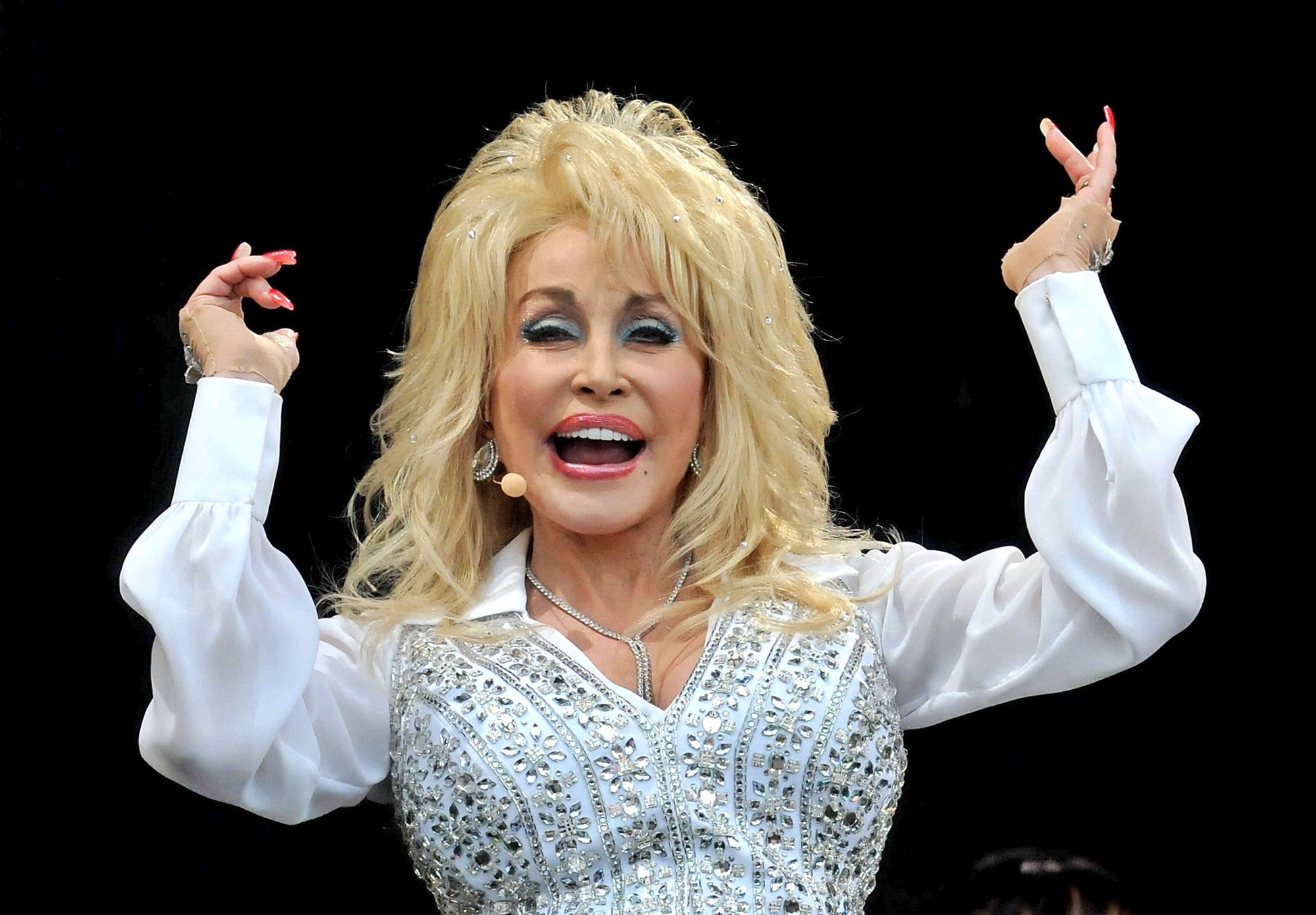 ‎Yavugiraga abaryamana bahuje ibitsina akabana nabo ! Ibigaragaza umubano wihariye  Dolly Parton yagiranaga n'abo mu muryango wa LGBTQ