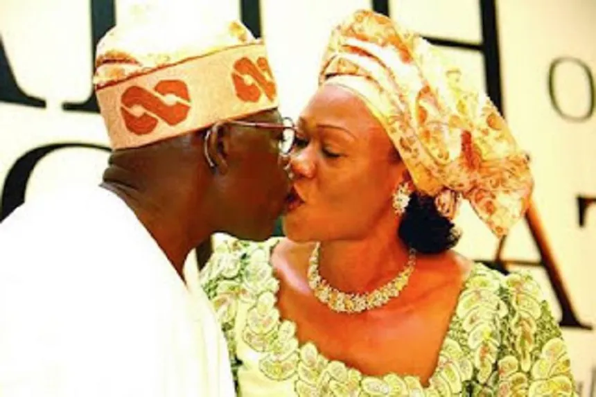 Perezida wa Nigeria Tinubu yatomoye umugore we ku isabukuru ye y’imyaka 66