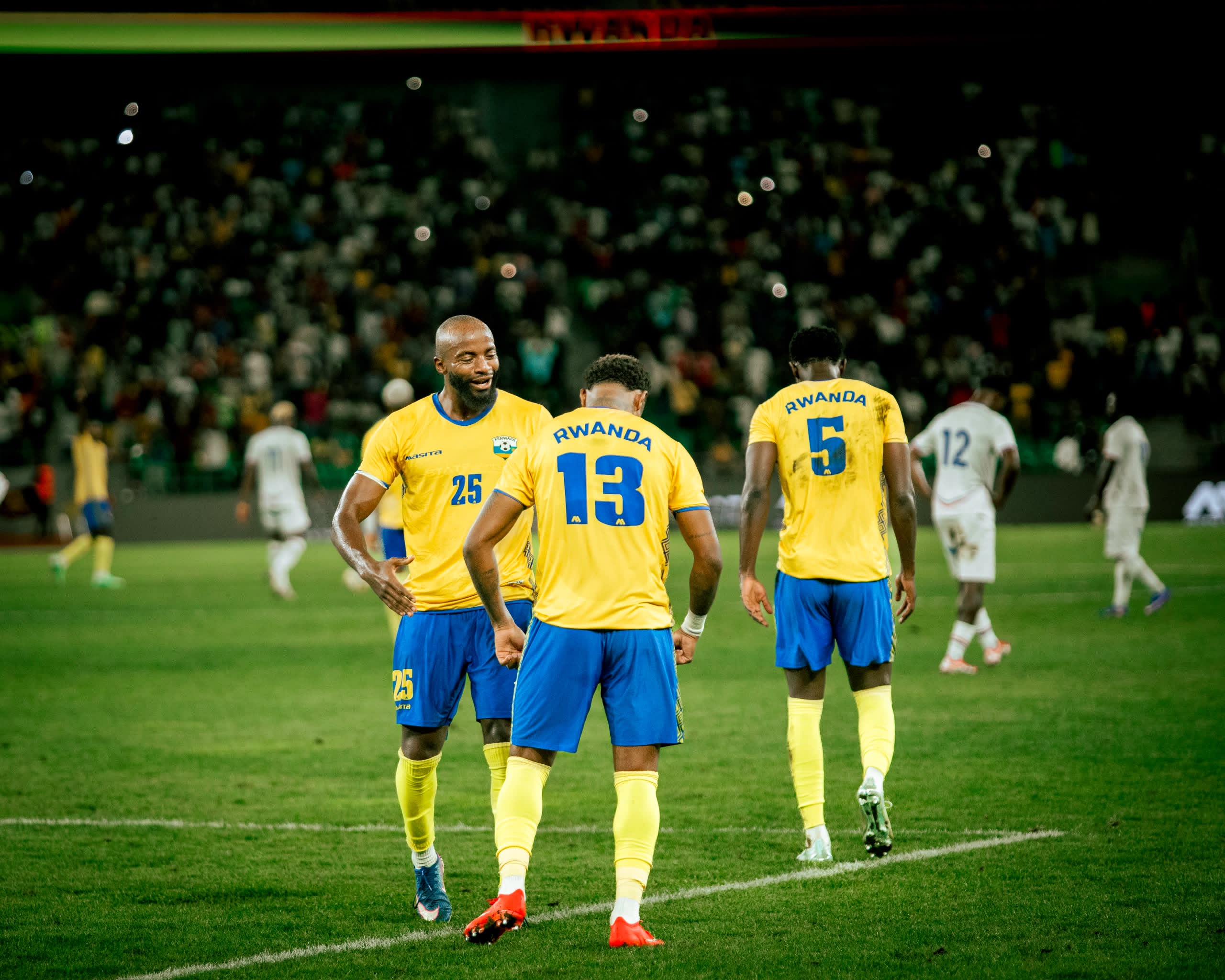 Abakinnyi b'u Rwanda bishimira igitego 