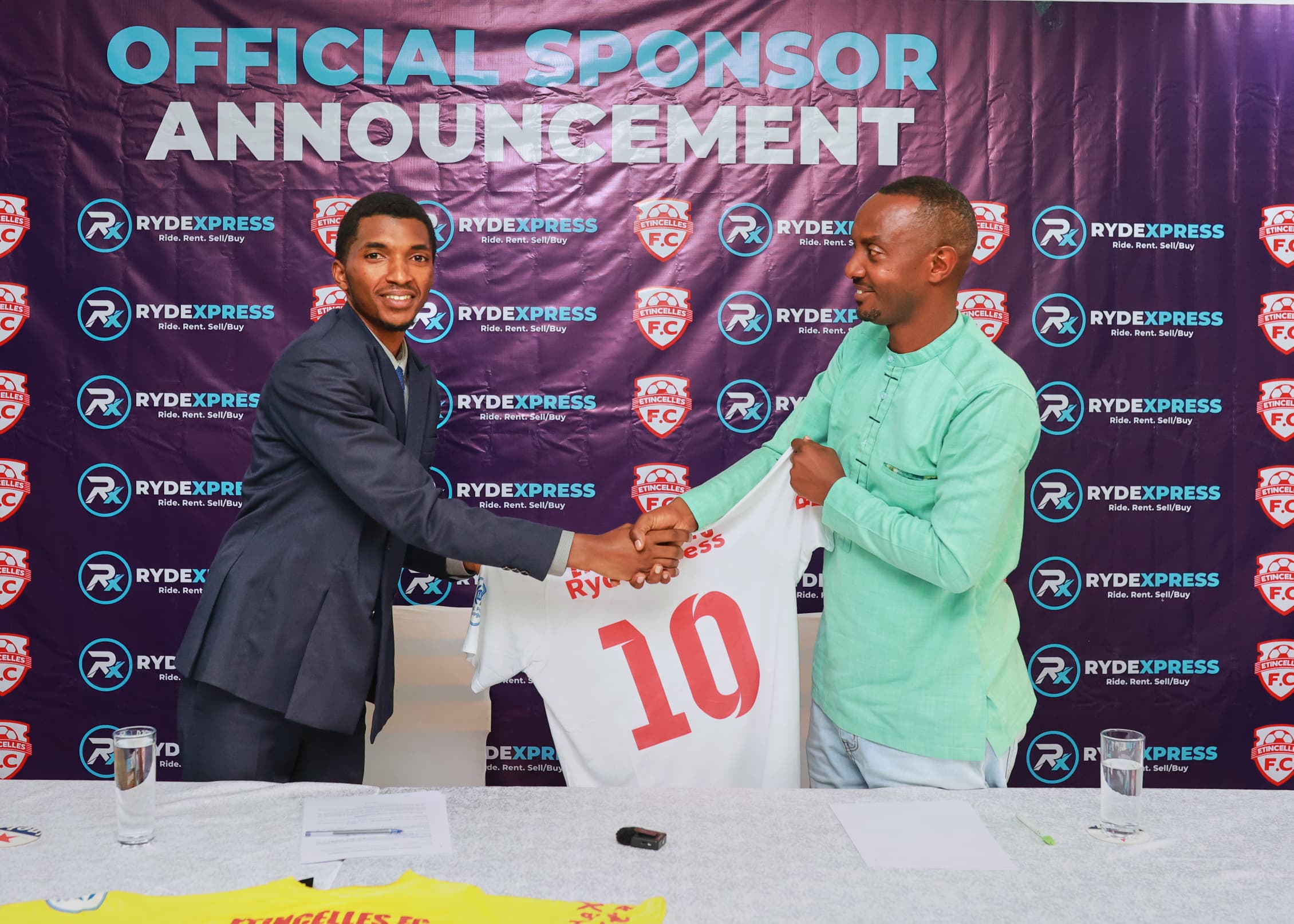 Umunyamabanga wa Étincelles FC ari kumwe n'umuyobozi wa RydeXpress 