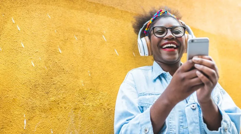 Ni iya mbere muri Afurika ! Ntutume weekend irangira utiyunze ku bandi bakoresha ku urubuga ‘Uwa Social App’
