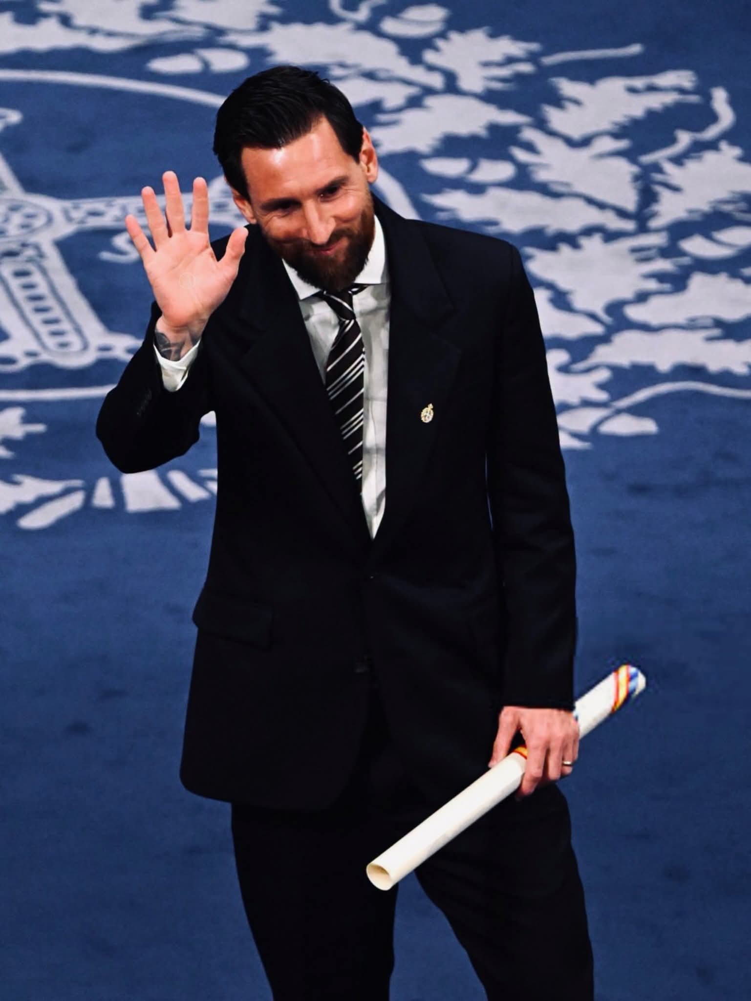 Messi in Oviedo Receiving Award