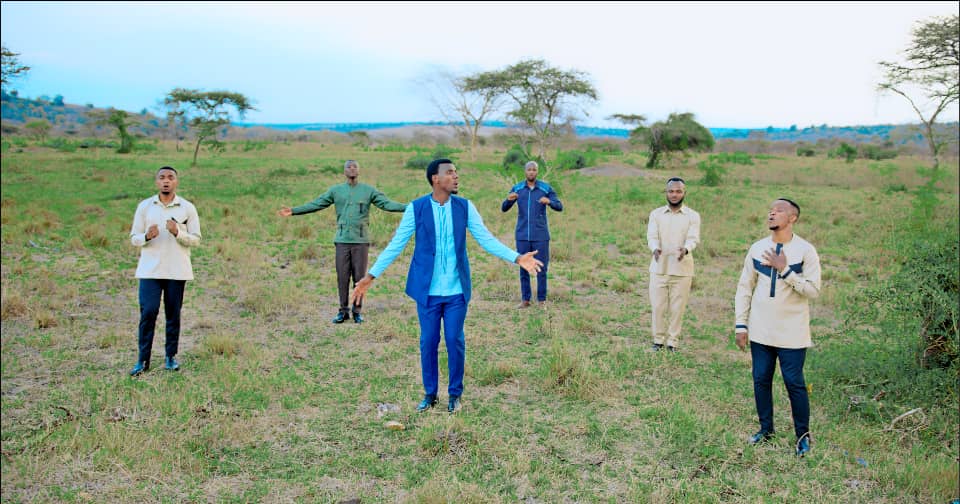 Inyenyeri z'ijuru basabye abantu kwirata Yesu binyuze mu ndirimbo nshya bashyize hanze - Video