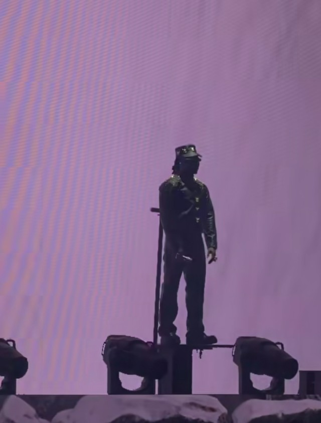 Asake Rifting Up on Lift in Paris's Stage