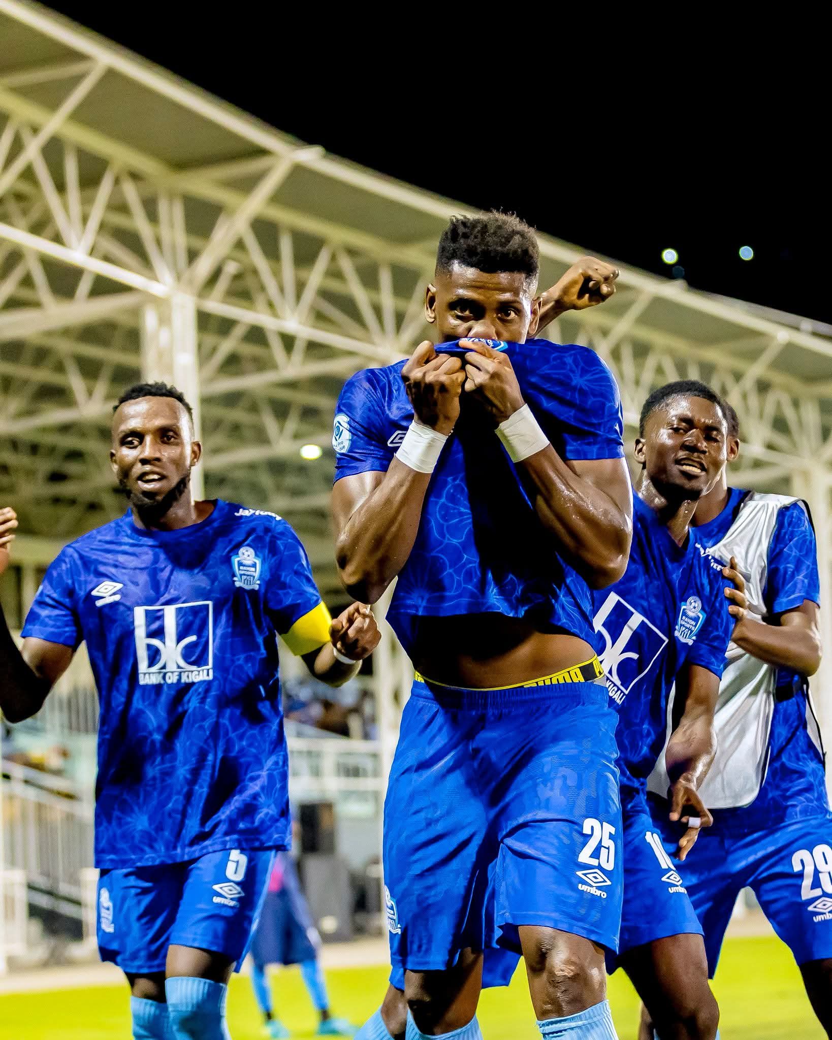 Abakinnyi ba Rayon Sports FC bishimira igitego cya mbere 